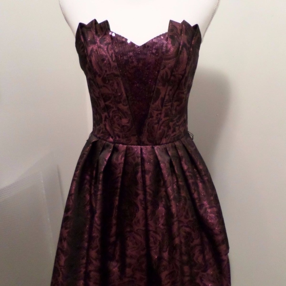 BETSY JOHNSON Short Plum Sleeveless Formal Size 4